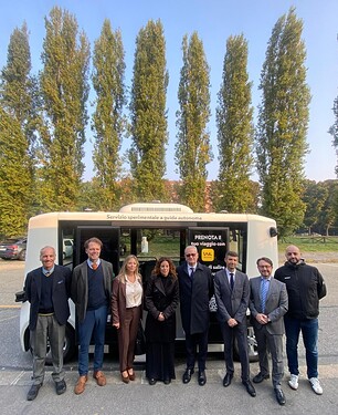 L’assessora all’Innovazione e alla Mobilità della Città di Torino, Chiara Foglietta, insieme ai rappresentanti dei partner di progetto: GTT, 5T, Università di Torino, Politecnico di Torino, Fondazione LINKS e Fondazione Piemonte Innova.